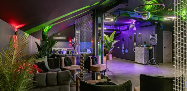 Темный лофт-зал на мансардном этаже