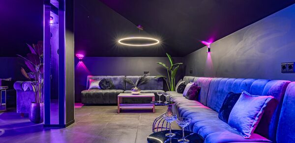 Темный лофт-зал на мансардном этаже