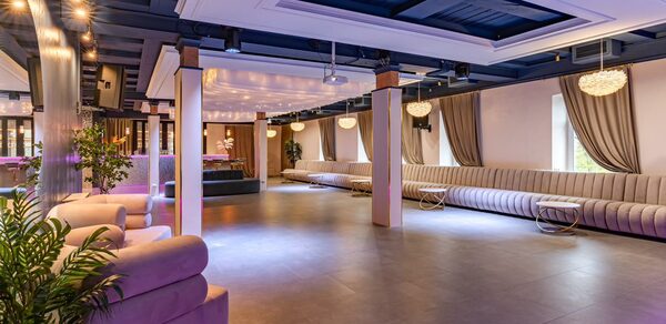 Просторный лофт-зал с колоннами