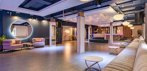 Просторный лофт-зал с колоннами