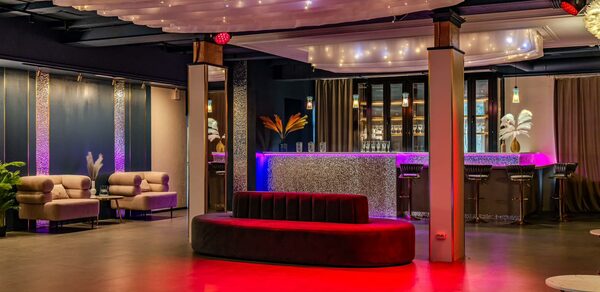 Просторный лофт-зал с колоннами