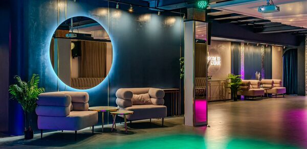 Просторный лофт-зал с колоннами