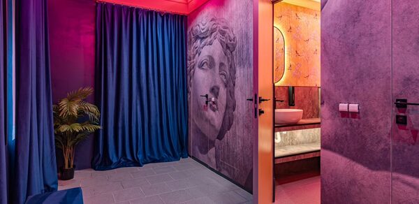 Просторный лофт-зал с колоннами