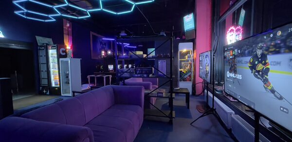 Кибер-лофт с консолями, рулями, VR и ПК