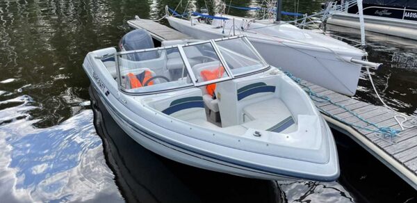 Шестиместный современный катер