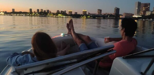 Шестиместный современный катер