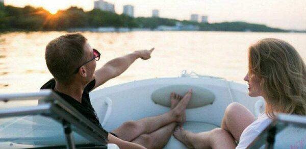 Шестиместный современный катер