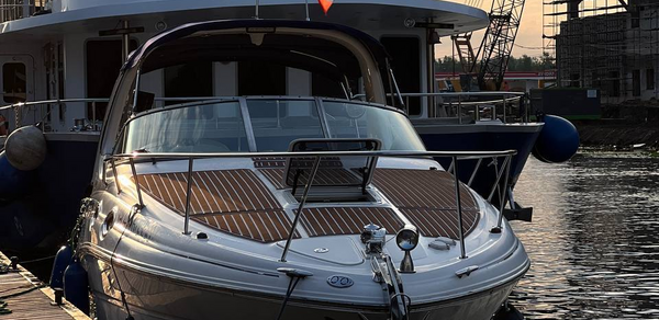 Современный восьмиместный круизный катер