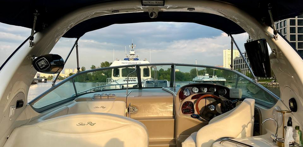 Современный восьмиместный круизный катер