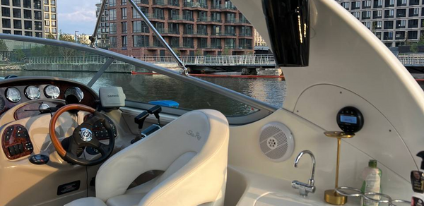 Современный восьмиместный круизный катер