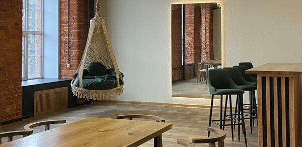 Просторный лофт-зал с большими окнами