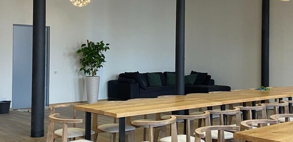 Просторный лофт-зал с большими окнами