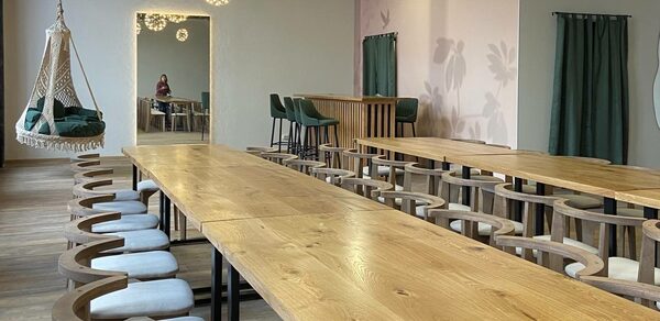 Просторный лофт-зал с большими окнами