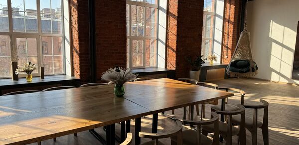 Просторный лофт-зал с большими окнами