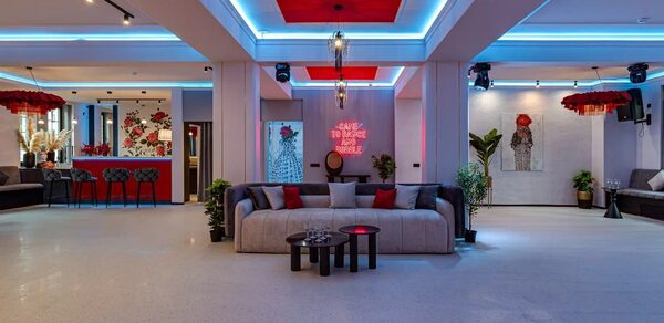 Светлый лофт с колоннами в центре города