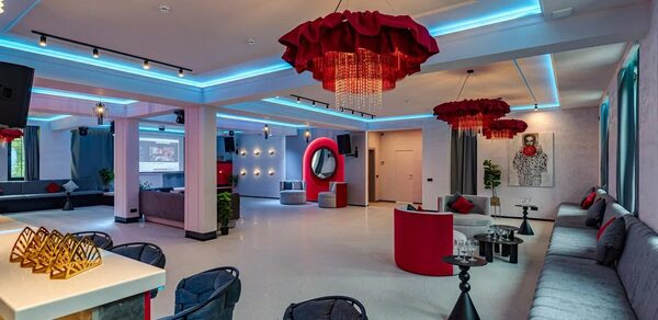 Светлый лофт с колоннами в центре города