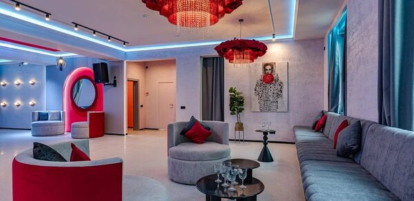 Светлый лофт с колоннами в центре города