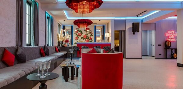 Светлый лофт с колоннами в центре города