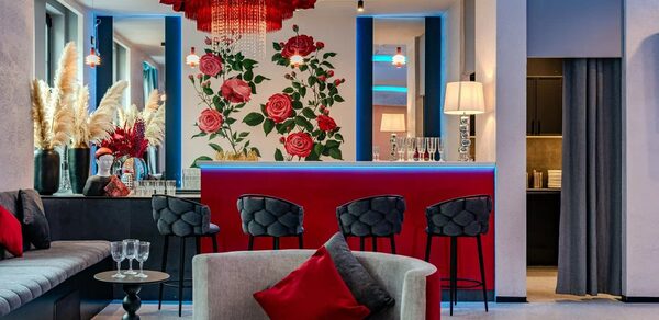 Светлый лофт с колоннами в центре города