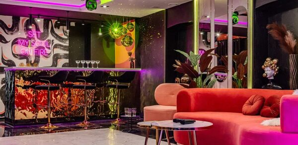 Дизайнерский лофт-зал с неоном