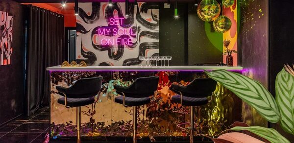 Дизайнерский лофт-зал с неоном