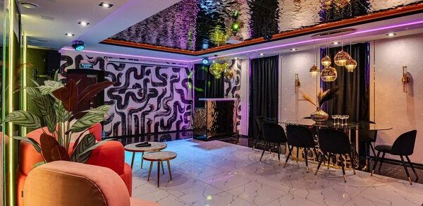 Дизайнерский лофт-зал с неоном