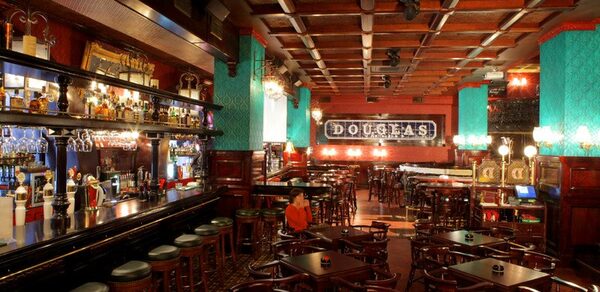 Douglas. Бар в центре в классическом стиле