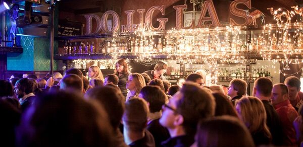 Douglas. Бар в центре в классическом стиле
