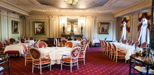 Зал в отеле для торжественных приемов