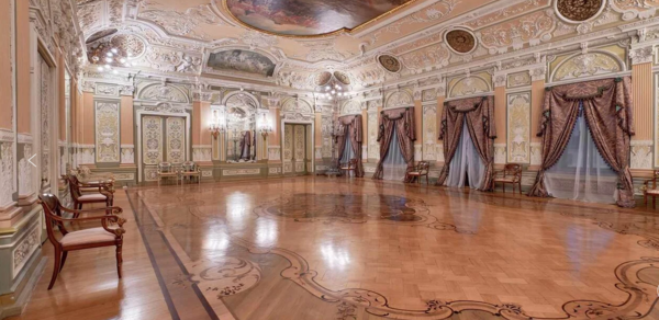 Зал для торжественных мероприятий с лепниной