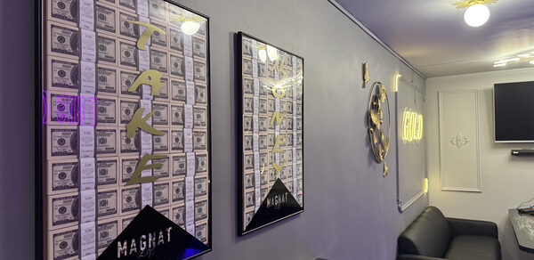 Белый лофт-зал с неоном