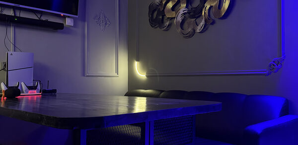 Белый лофт-зал с неоном