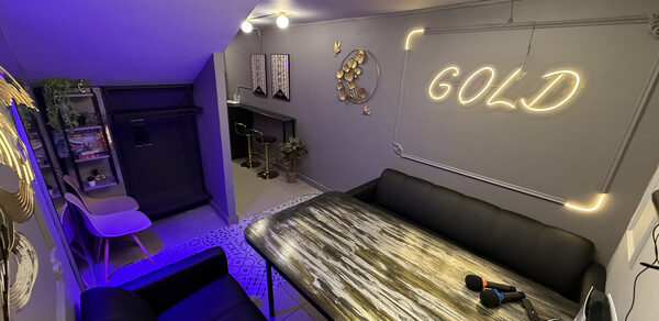 Белый лофт-зал с неоном