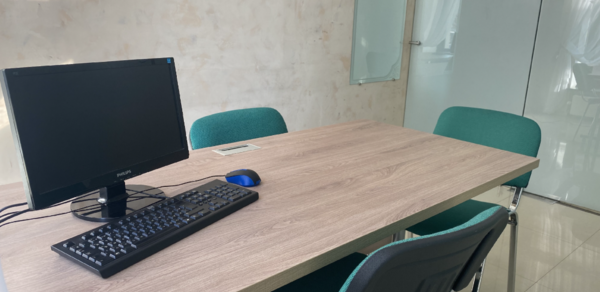 Небольшая светлая переговорная в гостинице