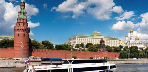 Двухпалубный фешенебельный теплоход