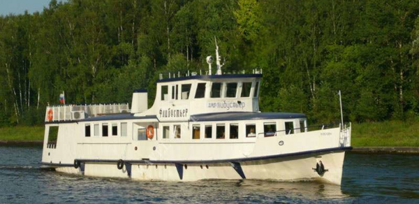  Двухпалубный теплоход в Москве
