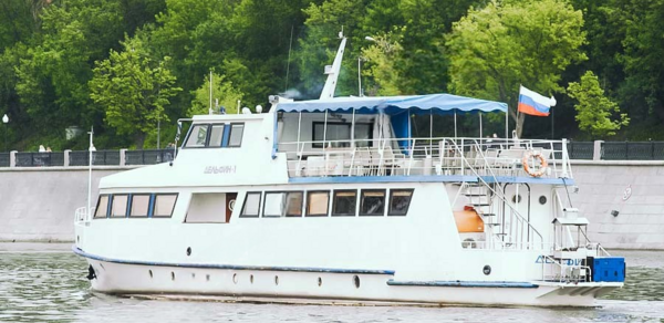 Двухпалубный прогулочный теплоход