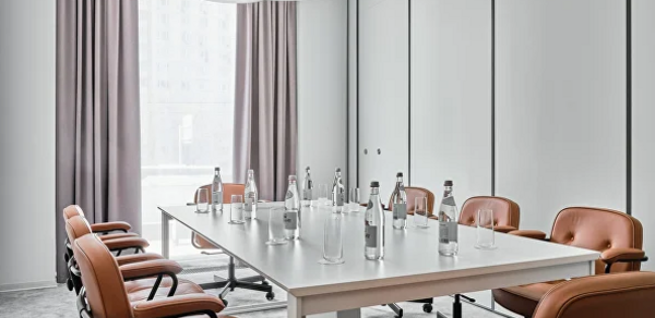 Pana White Moscow (Пана Вайт Москва). Светлая переговорная