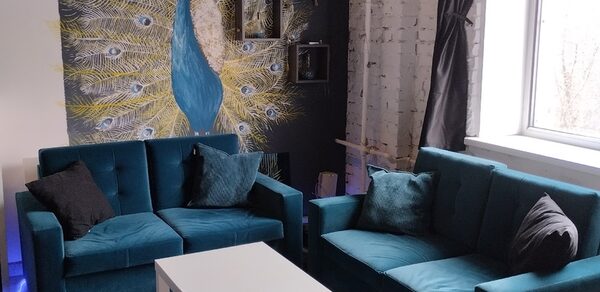 Уютный лофт-зал с караоке