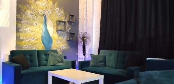 Уютный лофт-зал с караоке