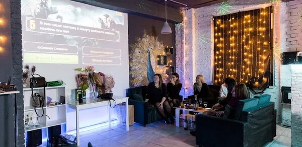 Уютный лофт-зал с караоке