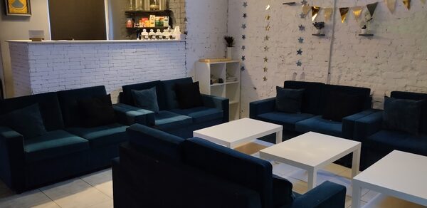 Уютный лофт-зал с караоке