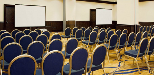 Комфортный конференц-зал в отеле "Монарх"