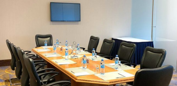 Просторная переговорная в отеле