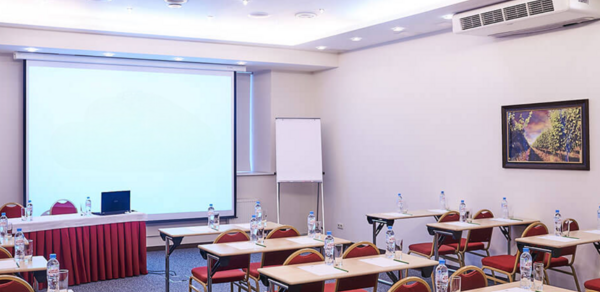 Отель Петро Палас. Светлая площадка для деловых встреч