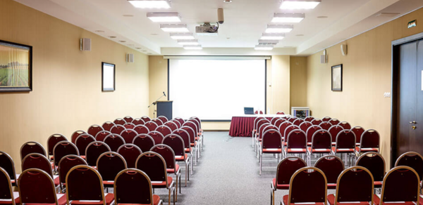 Петро Палас Отель. Светлый и просторный конференц-зал