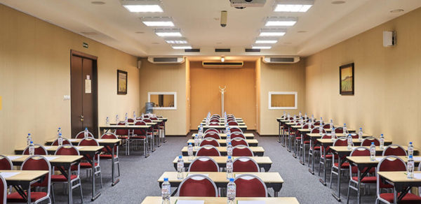 Петро Палас Отель. Светлый и просторный конференц-зал