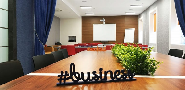 Светлый зал для переговоров