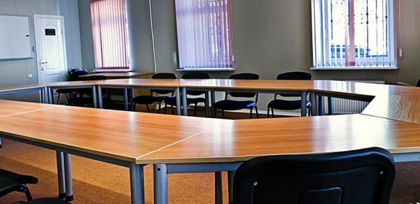 Светлый зал для переговоров