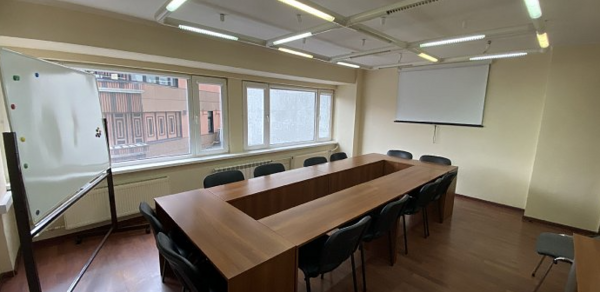 Небольшой зал для переговоров в гостинице